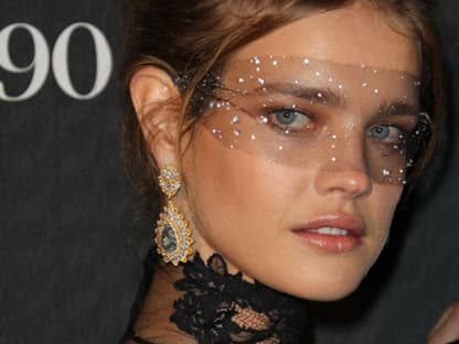 Das russische Topmodel Natalia Vodianova setzt auf zarte (und transparente) Eleganz