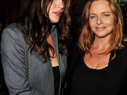 "Darf in mal fühlen?" Liv Tyler fasst ihrer Freundin und Designerin Stella McCartney an den dicken Babybauch