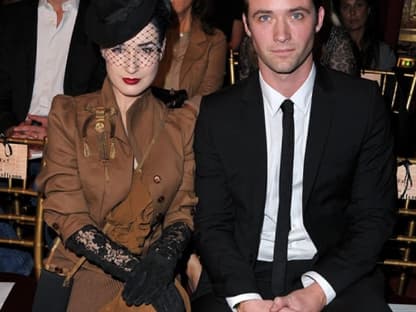 Dita Von Teese mit Louis-Marie de Castelbajac in der Frontrow