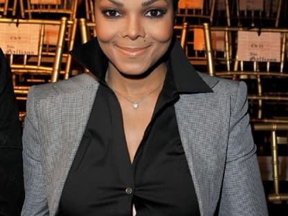 Überraschungsgast Janet Jackson trägt die Haare inzwischen kurz