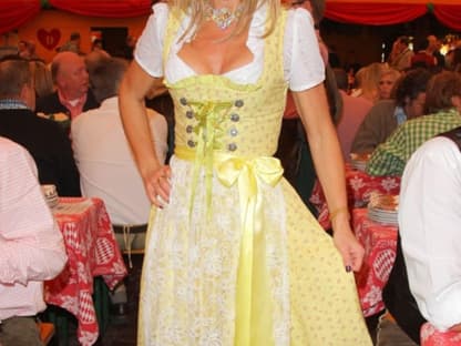 Moderatorin Gundis Zambo entschied sich zum Ende der Wiesn für ein gelbes Dirndl