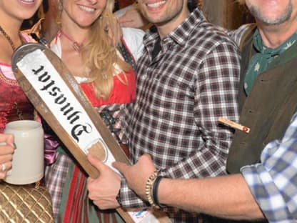 Medienmanager Martin Krug seine Freundin Verena Kerth, Model Natascha Grün und der Produzent Quirin Berg feiern am Samstag in auf dem Oktoberfest im Käferzelt