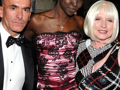 Paolo Diacci, Topmodel Alek Wek und Deborah Harry stellten sich für ein Foto auf