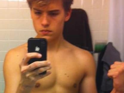 Dylan Sprouse zeigt nackte Tatsachen