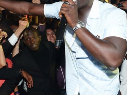 Party ohne Ende! Sänger Akon wollte den Leuten in Cannes einmal so richtig einheizen.