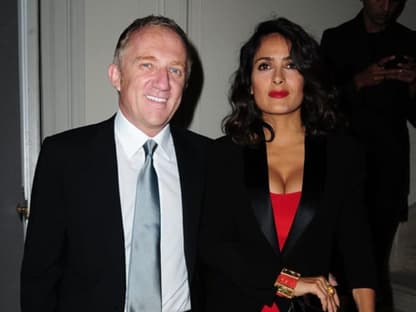 Rot war die Farbe des Abends. Hollywood-Star Salma Hayek kam gemeinsam mit ihrem Ehemann Francois-Henri Pinault zur Show des verstorbenen Designers