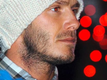 David Beckham wird Weihnachten mit der gesamten Familie in der britischen Heimat verbringen. Sein Weihnachtsgeschenk von Gattin Victoria hat er vorab schon bekommen: Zwei süße Mini-Schweine gehören jetzt zum Beckham-Clan