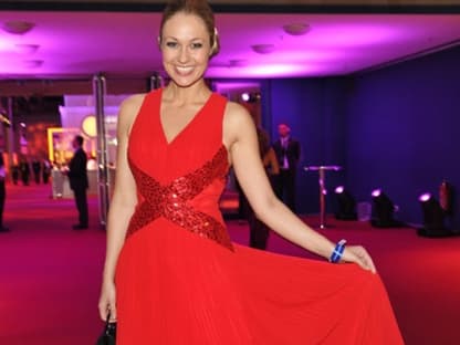 Lady in Red und damit der Hingucker des Abends: Ruth Moschner in einem Kleid von Barbara Schwarzer