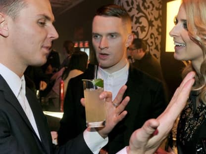 Die Sänger Theo Hutchcraft (l) und Adam Anderson von der britischen Band "Hurts" im Gespräch mit Model Eva Padberg