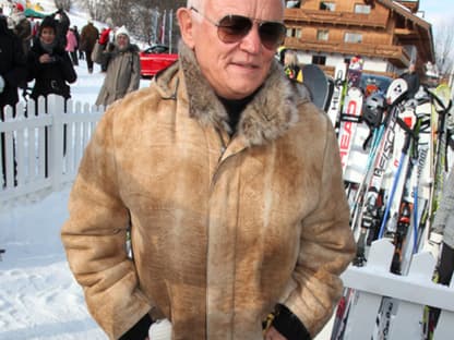 Gut eingepackt zeigte sich Designer Werner Baldessarini im Nobel-Skiort. Dort trafen sich die Promis zum berühmten Hahnenkamm-Rennen