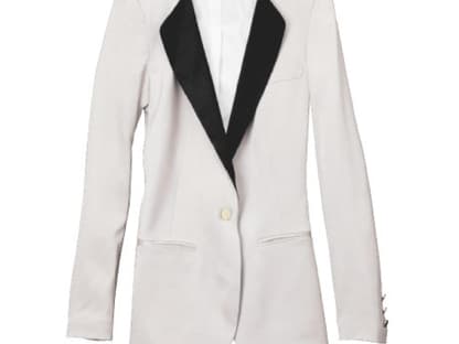 Besonders schön dazu: Longshirt, Blazer und Plateauschuhe.  Cremefarbener Blazer mit schwarzem Revers von H&M, ca. 50 Euro