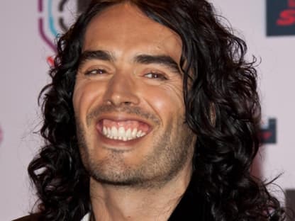 Bitte lächeln! Russell Brand zeigt Zähne