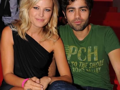 Schauspielerin Malin Akerman und Adrian Grenier sahen sich die Show aus der ersten Reihe an