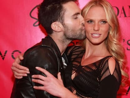 Frauenschwarm und "Maroon 5"-Frontmann Adam Levine knutscht Model Anne Vyalitsina