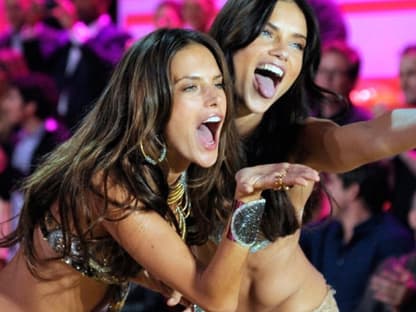 Alessandra Ambrosio und Modelkollegin Adriana Lima