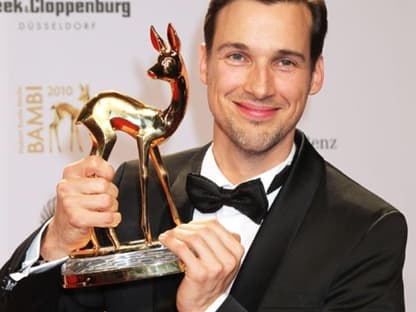 Glückwunsch! Florian David Fitz hält stolz seinen Preis in der Hand