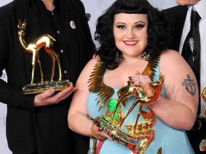 Es war ihr Jahr: Chartstürmerin Beth Ditto und ihre Band "Gossip" wurden mit einem goldenen Reh geehrt. Modezar Karl Lagerfeld gehörte zu den ersten Gratulanten