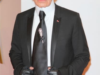 Modezar Karl Lagerfeld verzichtet auch auf dem glamourösen Event nicht auf sein Markenzeichen