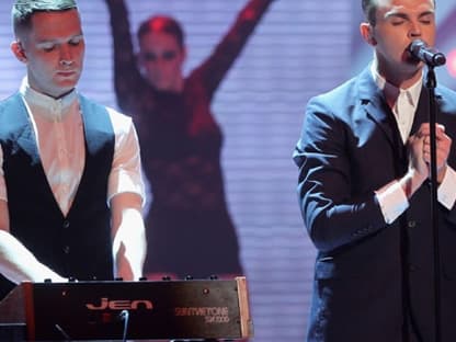 Großer Auftritt: Adam Anderson und Theo Hutchcraft von "Hurts" performen live auf der Bühne