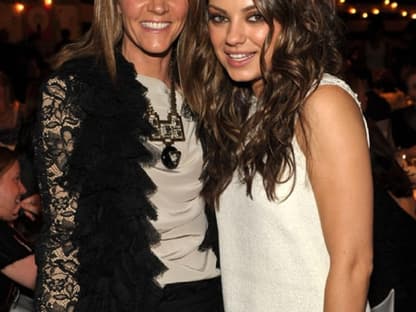 Keep smiling! Colleen Bell und Mila Kunis werfen sich in Pose