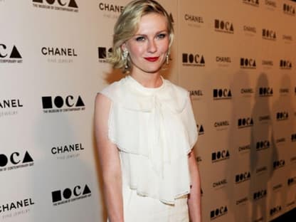 Ganz in Weiß: Kirsten Dunst in edler Robe mit kontrastreicher Clutch