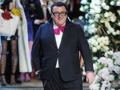 Umjubelter Star: Alber Elbaz wird von Models und Publikum gefeiert. Und auch wir freuen uns schon auf seine Kollektion. Vormerken: Ab dem 23. November in ausgewählten H&M-Stores weltweit erhältlich