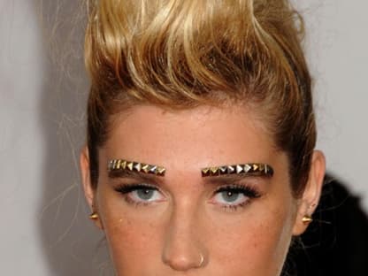 Auffallen um jeden Preis: Sängerin Ke$ha setzte auf gewagtes Make-up und coole Accessoires