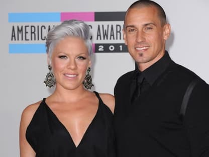 Das absolut schönste und glücklichste Paar des Abends: Pink mit Carey Hart. Die beiden werden zum ersten Mal Eltern und hörten gar nicht mehr auf zu strahlen