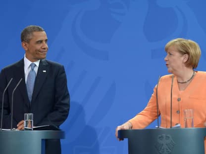 Barack hört Angie gespannt zu als sie im Bundeskanzleramt eine Rede hält