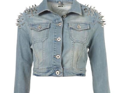 X Factor-Jurorin Demi Lovato fiel während der Show mit dieser Nieten-Jeansjacke von Motel auf. Erhältlich über topshop.com, ca. 80 Euro