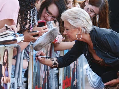 Egal ob auf Karten oder Schuhen: Schauspielerin Helen Mirren erfüllt (fast) alle Autogrammwünsche