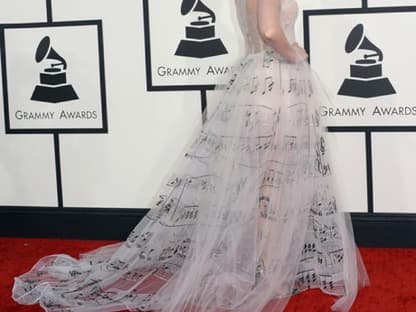 Willkommen bei den Grammy Awards 2014! Katy Perry passte sich mit ihrem Valentino-Kleid bestens dem Veranstaltungsthema an: Die Robe zierten Noten