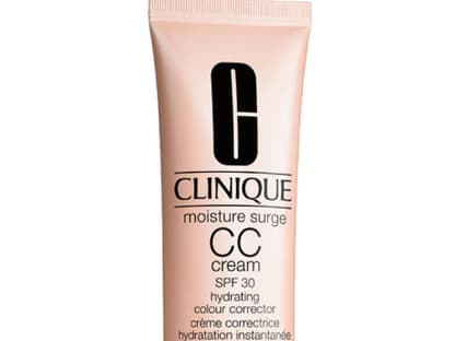 Für einen zarten Teint am besten eine transparente Foundation oder eine leicht getönte Tagescreme verwenden. „Moisture Surge CC Cream“ von Clinique 40 ml ca. 30 Euro, exklusiv bei Douglas