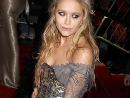 Hat Mary-Kate Olsen eigentlich eine Stylistin? Bei dieser Robe kann man schon mal ins Grübeln kommen