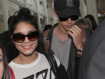 Vanessa Hudgens und Austin Butler kommen am Flughafen in Toronto an