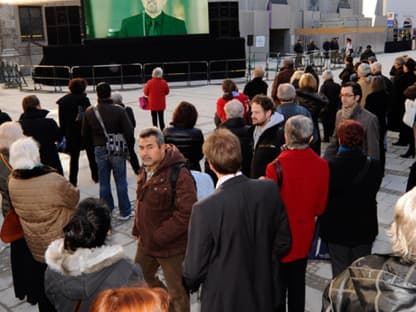 Vor der St.Michael-Kirche in München konnten Fans via Leinwand an der Trauerfeier von Bernd Eichinger teilnehmen