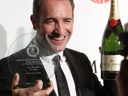 Jean Dujardin ist derzeit mit "The Artist" auf Trophäenjagd. Ob der Oscar auch schon bald in seinen Händen glänzt?