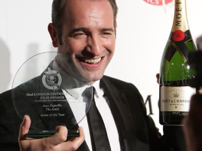 Jean Dujardin ist derzeit mit "The Artist" auf Trophäenjagd. Ob der Oscar auch schon bald in seinen Händen glänzt?