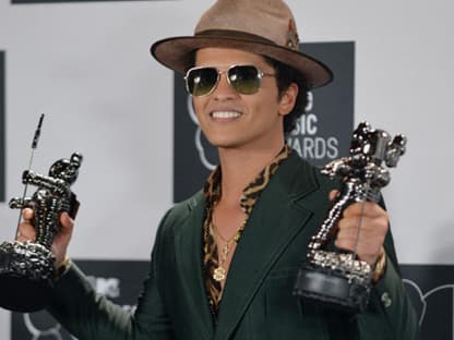 Bruno Mars durfte gleich zwei Dankesreden halten. Er gewann in der Kategorie "bestes männliches Video" für "Locked Out Of Heaven" und "beste Choreographie" für "Treasure"