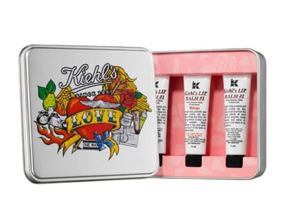 Kiss me, baby! Damit man am romantischsten Tag im Jahr extralange knutschen kann, gibts von Kiehls die Valentinstags-Box mit drei Lip-Balms, ca. 26 Euro