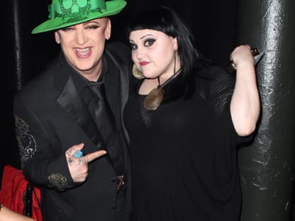 "Hey, schaut mal! Das ist Beth Ditto", scheint Boy George zu sagen