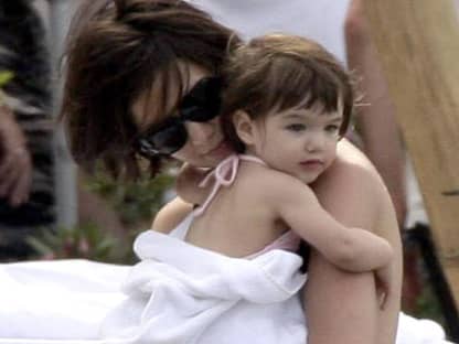 Suri Cruise auf den Armen ihrer Mutter Katie Holmes. Seit ihrer Geburt gehört sie zu den meist fotografierten Promi-Kindern der Welt