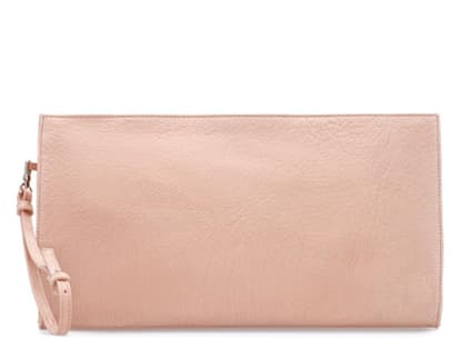 Der perfekte Farbakzent: Rosa Clutch von Zara, ca. 80 Euro