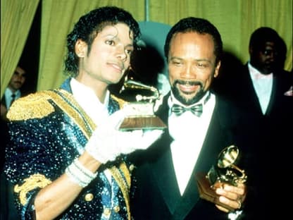 Quincy Jones: Der Musikproduzent ist "vollkommen am Boden zerstört". Jackson habe alles gehabt - "Talent, Anmut, Professionalität und Einsatz. Ich habe heute meinen kleinen Bruder verloren, und ein Teil meiner Seele ist mit ihm gegangen."