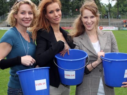 Beim vierten "Kicken mit Herz" am 29.05.2011 kamen wieder unzählge Promis zusammen. Die kickten für den guten Zweck - dabei kamen Spenden in Höhe von 65.000 Euro zusammen! Vor allem die Los-Feen, Natalie O Hara, Yasmina Filali und Chiara Schoras, sammelten fleißig Geld - mit Erfolg!