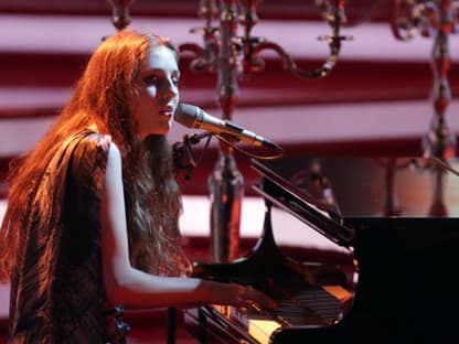 Der britische Teenie-Star Birdy sang am Flügel