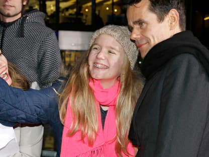 Regisseur Tom Tykwer mit einem jungen Fan. Übrigens: "Cloud Atlas" ist mit 100 Mio. Dollar (ca. 78 Mio. Euro) der teuerste, deutsche Film aller Zeiten