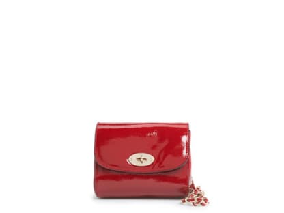 Liebesbeweis: rote Schultertasche aus Lack über <a title="http://shop.mango.com/DE/p0/mango/sale/schultertasche-aus-lack/?id=16000117_03&n=1&s=rebajas_she&ident=0__0_0_1389781350483&ts=1389781350483" href="http://shop.mango.com/DE/p0/mango/sale/schultertasche-aus-lack/?id=16000117_03&n=1&s=rebajas_she&ident=0__0_0_1389781350483&ts=1389781350483" target="_blank">mango.com</a>, jetzt 15 Euro