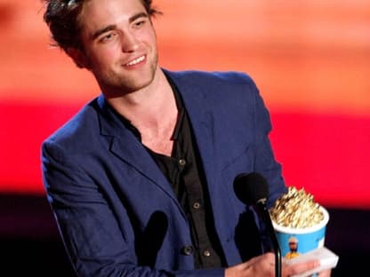 Der Star des Abends - Vampir-Darsteller Robert Pattinson nimmt seinen Movie-Award als "Breakthrough Male Performance" entgegen