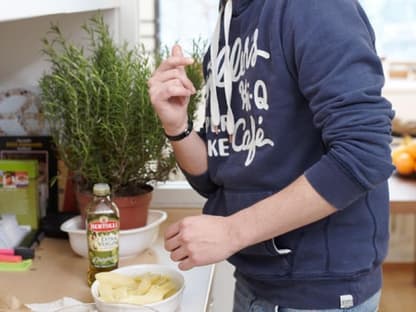 Mahlzeit! "Manchmal muss eben etwas Frisches her", findet Raúl und macht sich einen Salat